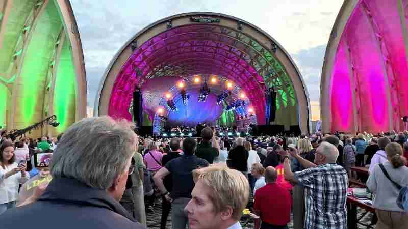 Heute Abend: Sommerkonzert am Luftschiffhangar!
Die Neue Philharmonie Westfalen & internationale Solist:innen verwandeln den Flughafen Essen/Mülheim in einen Konzertsaal unter freiem Himmel – und ich  - Digital concept art for illustrative purpose, tags: luftschiffhangar - Monok