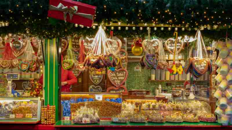 Colorful Christmas market stall with sweets and decorations in Berlin, Germany., tags: weihnachtsmarkt das - pexel